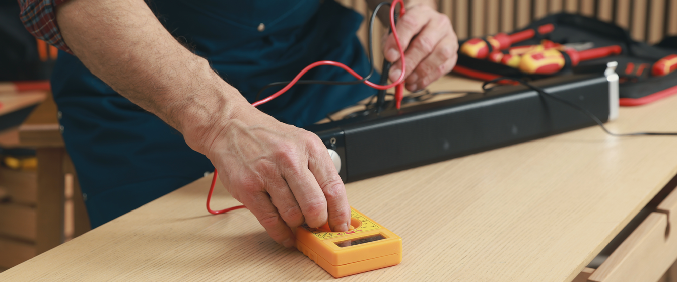 Elektriker bei der Messung mit Multimeter – Doberstein Elektrik prüft Elektrogeräte fachgerecht